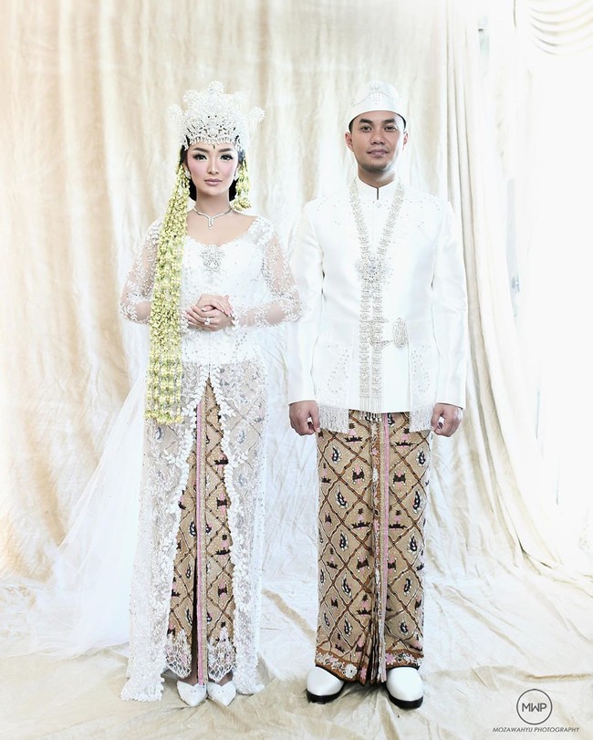 Inilah penampilan Zaskia Gotik di hari pernikahannya dengan Sirajuddin Mahmud. Zaskia yang tampil dengan gaya pengantin adat Sunda memakai kebaya pengantin putih dan kain batik sido mulyo. Foto: Instagram @mozawahyu