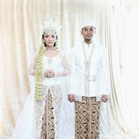 Inilah penampilan Zaskia Gotik di hari pernikahannya dengan Sirajuddin Mahmud. Zaskia yang tampil dengan gaya pengantin adat Sunda memakai kebaya pengantin putih dan kain batik sido mulyo. Foto: Instagram @mozawahyu