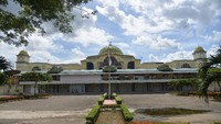 Suasana area parkir bandara sepi kendaraan di Terminal Bandara Sultan iskandar Muda (SIM), Blang Bintang, Kabupaten Aceh Besar, Aceh, Sabtu (25/4/2020). ANTARA FOTO/Ampelsa.