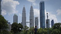 Penguncian skala nasional ini dilakukan karena adanya lonjakan kasus virus corona dan varian baru yang sangat menular. Malaysia menghadapi gelombang ketiga COVID-19 yang dapat memicu krisis nasional. Indonesia pun seharusnya mulai wasapada. Foto: AP Photo