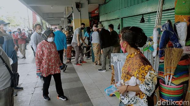 Risma datang ke Pasar genteng