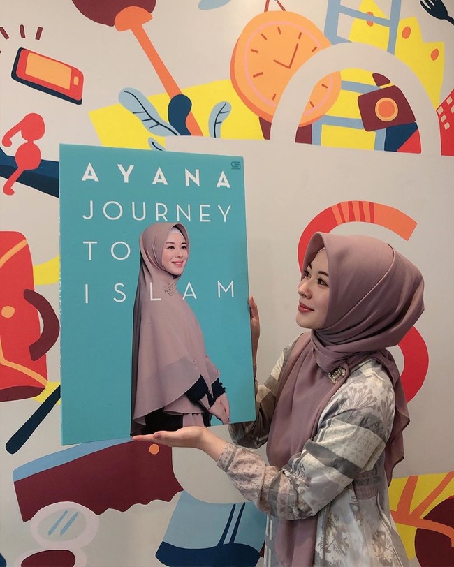 Dalam buku terbarunya yang diterbitkan Gramedia berjudul Ayana Journey To Islam, bintang iklan Wardah itu mengaku pertama kali mendengar cerita tentang dunia Islam di Timur Tengah dari kakeknya. Cerita itu begitu menarik hatinya sehingga dia berusaha mencari tahu lebih jauh tentang Islam. Foto: Dok. Instagram @xolovelyayana