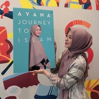 Dalam buku terbarunya yang diterbitkan Gramedia berjudul Ayana Journey To Islam, bintang iklan Wardah itu mengaku pertama kali mendengar cerita tentang dunia Islam di Timur Tengah dari kakeknya. Cerita itu begitu menarik hatinya sehingga dia berusaha mencari tahu lebih jauh tentang Islam. Foto: Dok. Instagram @xolovelyayana