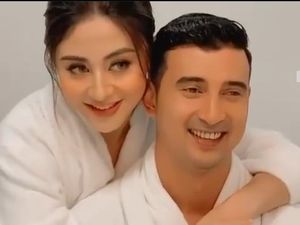Pakai Bathrobe saat Pemotretan, Ali Syakieb dan Margin Wieheerm Makin Mesra