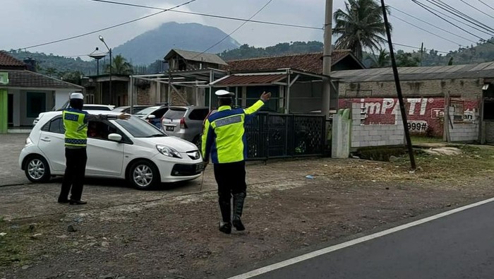 Polres Garut Halau Kendaraan Pemudik