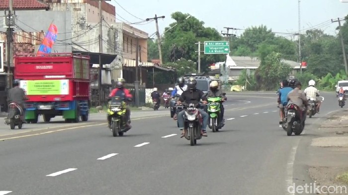 Pemudik Pakai Motor Lewat Pantura Subang