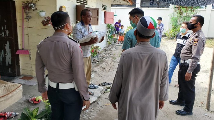 Umat nasrani dan muslim di Bireuen, Aceh kompak membagikan sembako ke masyarakat miskin di hari pertama Ramadhan