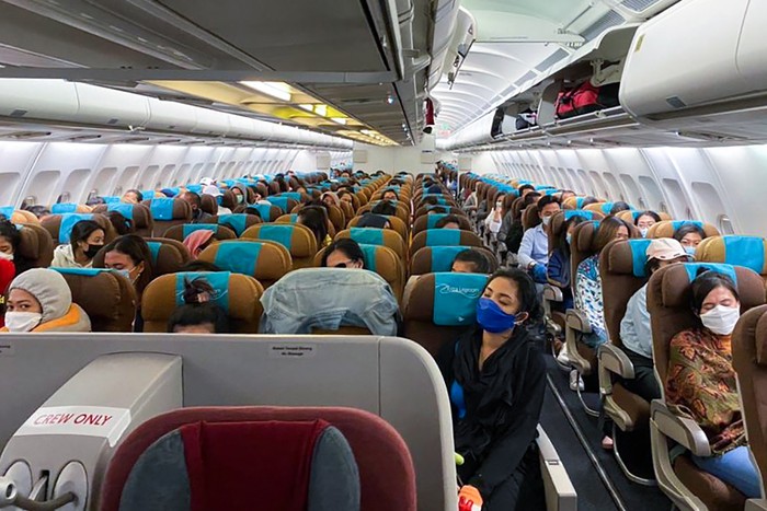 REPATRIASI WNI MALADEWA DAN SRI LANKA Sejumlah Warga Negara Indonesia (WNI) antre untuk mendaftar ketika proses repatriasi WNI di Bandar Udara Internasional Velana, Maldives, Jumat (24/4/2020). KBRI Colombo merepatriasi 335 Pekerja Migran Indonesia (PMI) dari Sri Lanka dan Maladewa ke Indonesia akibat pandemi Virus Corona (COVID-19). ANTARA FOTO/KBRI Colombo/zk/hp.