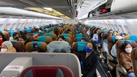 Sejumlah Warga Negara Indonesia (WNI) berada di pesawat Garuda yang disewa khusus di Bandar Udara Internasional Velana, Maldives, Jumat (24/4/2020). ANTARA FOTO/KBRI Colombo.