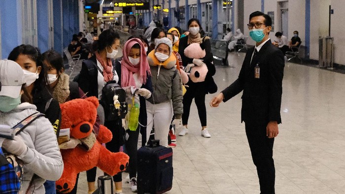 Sejumlah Warga Negara Indonesia (WNI) antre untuk mendaftar ketika proses repatriasi WNI di Bandar Udara Internasional Velana, Maldives, Jumat (24/4/2020).  KBRI Colombo merepatriasi 335 Pekerja Migran Indonesia (PMI) dari Sri Lanka dan Maladewa ke Indonesia akibat pandemi Virus Corona (COVID-19). ANTARA FOTO/KBRI Colombo/zk/hp.