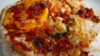 Meski bumbunya hanya kecap, telur ceplok jadi lebih menggugah selera dengan penyajian seperti ini. Tambahan daun bawang, cabai rawit, dan bawang putih cincang bikin rasanya makin enak. Foto: Instagram citra_listya_respati