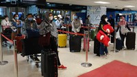Mereka antre untuk melakukan proses repatriasi. KBRI Colombo merepatriasi 335 Pekerja Migran Indonesia (PMI) dari Sri Lanka dan Maladewa ke Indonesia akibat pandemi Virus Corona (COVID-19). ANTARA FOTO/Lutfi Andaru.
