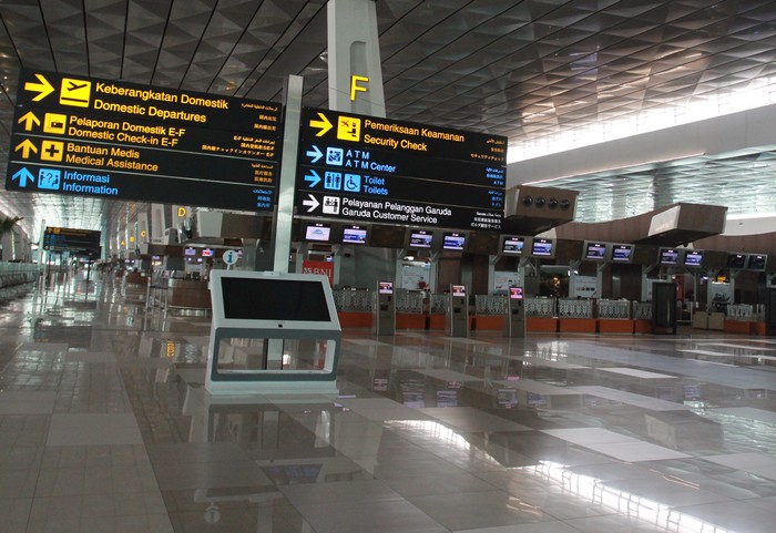 Suasana lengang di Terminal 3 Domestik Bandara Soekarno Hatta, Tangerang, Banten, Sabtu (25/4/2020).  Kementerian Perhubungan menghentikan sementara aktifitas penerbangan komersil terjadwal dalam negeri terhitung mulai 25 April hingga 1 Juni 2020 dalam rangka pengendalian transportasi selama masa mudik Lebaran 1441 H untuk memutus penyebaran COVID-19. ANTARA FOTO/Muhammad Iqbal/pras.