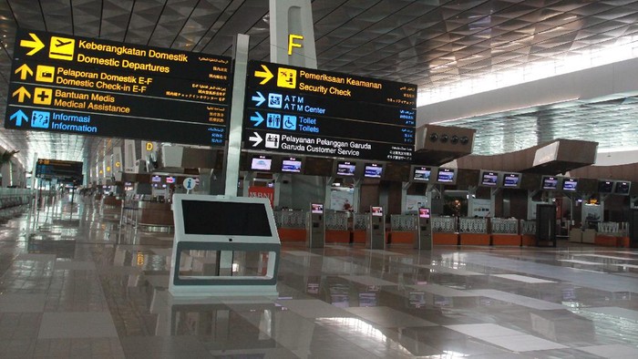 Suasana lengang di Terminal 3 Domestik Bandara Soekarno Hatta, Tangerang, Banten, Sabtu (25/4/2020).  Kementerian Perhubungan menghentikan sementara aktifitas penerbangan komersil terjadwal dalam negeri terhitung mulai 25 April hingga 1 Juni 2020 dalam rangka pengendalian transportasi selama masa mudik Lebaran 1441 H untuk memutus penyebaran COVID-19. ANTARA FOTO/Muhammad Iqbal/pras.
