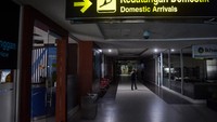 Sejumlah petugas berjalan di terminal kedatangan yang kosong karena penghentian sementara Bandara Sultan Syarif Kasim II. ANTARA FOTO/FB Anggoro.