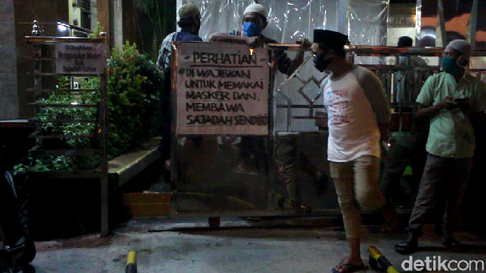 Salat Tarawih berjemaah masih digelar di Masjid Al-Manar Kelurhan Ujung Bulu, Parepare, meski Pemkot sudah mengeluarkan maklumat (Hasrul Nawir/detikcom)