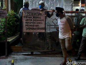 Masjid Ditutup, Jemaah Nekat Panjat Pagar Demi Salat Tarawih