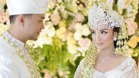 Nama-nama beken turut andil dalam pernikahan Zaskia dan Sirajuddin. Salah satunya adalah Ivan Gunawan yang mendesain kebaya Zaskia. (Foto: Instagram @mozawahyu)