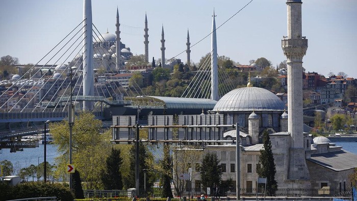 Masjid Sultan Ahmed yang ikonik dan lebih dikenal sebagai Masjid Biru terlihat sepi imbas lockdown di tengah pandemi Corona dan bulan Ramadhan 1441 H. Hal itu dilakukan oleh pemerintah Turki guna menekan penyebaran virus Corona. Semua kegiatan keagamaan yang mengumpulkan banyak orang untuk sementara waktu ditiadakan.