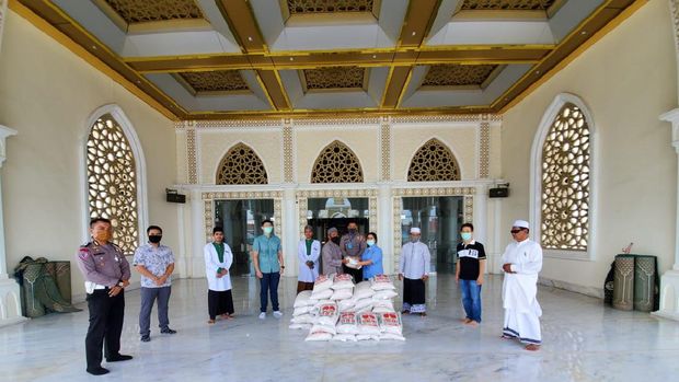 Umat nasrani dan muslim di Bireuen, Aceh kompak membagikan sembako ke masyarakat miskin di hari pertama Ramadhan