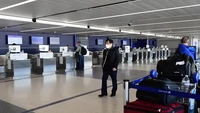 Di Bandara Internasional Los Angeles masih terlihat adanya aktivitas penumpang. 