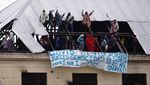 Takut Corona, Napi di Argentina Bakar Kasur hingga Panjat Atap