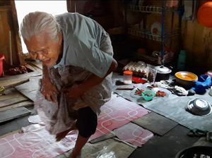 Nenek di Jambi: Tinggal di Gubuk Reyot, Tak Dapat Sembako