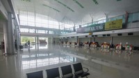 Suasana di dalam bandara pun terlihat lengang. ANTARA FOTO/Makna Zaezar. 
