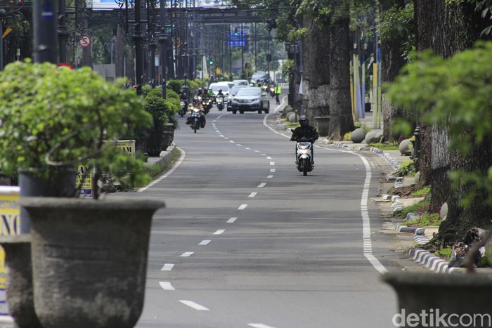Pusat Kota Bandung terlihat lengang pada pelaksanaan Pembatasan Sosial Berskala Besar (PSBB) hari ketiga, Sabtu (25/4/2020) siang.