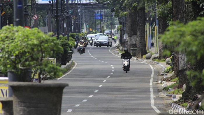 Pusat Kota Bandung terlihat lengang pada pelaksanaan Pembatasan Sosial Berskala Besar (PSBB) hari ketiga, Sabtu (25/4/2020) siang.