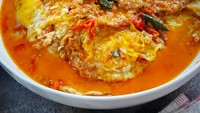 Duh, tampilannya aja udah bikin ngiler! Ini sambal goreng telur ceplok yang dipadukan santan sehingga lebih gurih enak. Foto: Instagram dapur_mamaalba