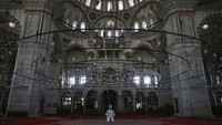Beginilah potret hari pertama puasa Ramadhan di beberapa masjid di Turki. Sepi dan tak ada jamaah yang berkumpul sebagai bagian dari upaya pemutusan mata rantai penyebaran Corona.