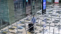 Bandara Internasional Changi Singapura yang selalu padat kini berubah menjadi kosong.