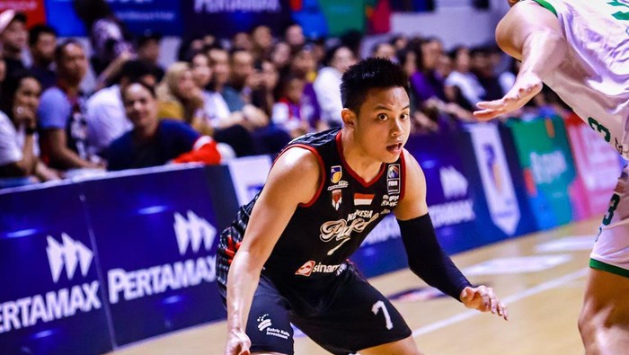 Andakara Prastawa sedang berlaga dengan Indonesia Patriots