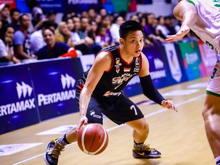Andakara Prastawa sedang berlaga dengan Indonesia Patriots