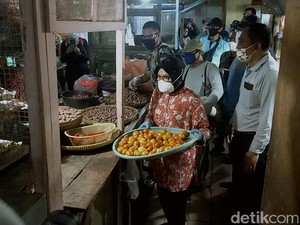 Sidak Pasar Genteng Jelang PSBB, Risma Tata Lapak Pedagang Agar Tak Dempet
