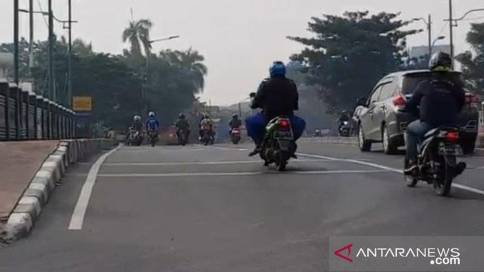 Pengendara melintas di jembatan perbatasan Jakarta Timur-Kota Bekasi menuju Jalan Sisi BKT, Sabtu (25/4) yang dijadikan akses alternatif oknum pengendara menghindari pengawasan petugas di check point selama wabah COVID-19