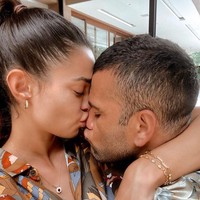 Dia melamarku saat di kamar hotel. Kami tidak suka keramaian. Saat itu sangat luar biasa. Dia telah melamarku sebanyak tiga kali, ucap model 26 tahun itu Foto: dok. Instagram