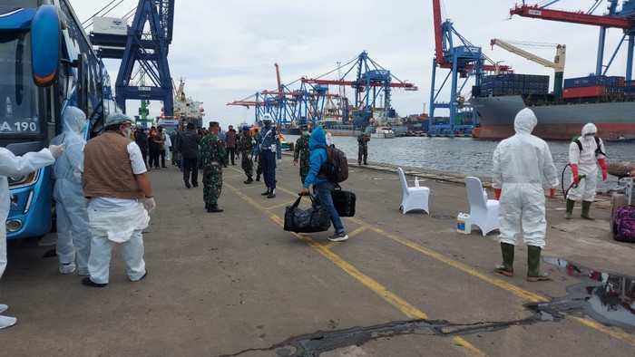 Sebanyak 57 WNI yang merupakan ABK kapal pesiar MV Artania asal Australia tiba di Jakara, Jumat (24/4). Begini momen kedatangannya.