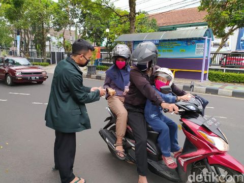 Pembagian Takjil di Ciamis