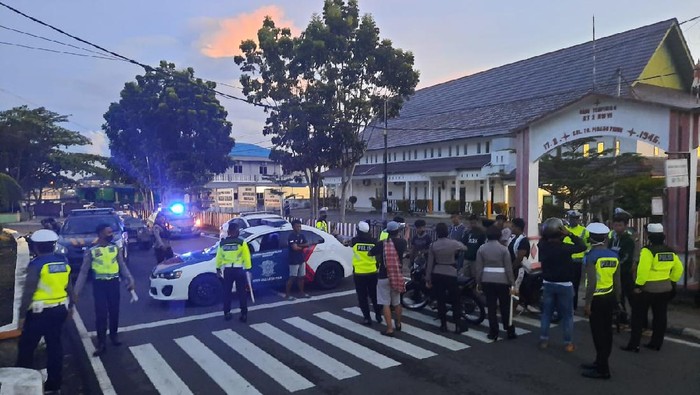 Polres Tanjungpinang Tertibkan Balapan Liar yang Resahkan Warga Merespon laporan keresahan warga soal balap liar, Polres Tanjungpinang langsung turun ke jalan menertibkan aksi tersebut.