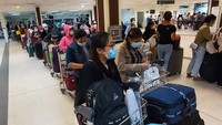Sebelumnya, sejumlah Warga Negara Indonesia (WNI) antre untuk mendaftar ketika proses repatriasi WNI di Bandar Udara Internasional Velana, Maldives. ANTARA FOTO/KBRI Colombo.