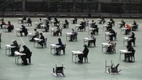 Begini penampakan physical distancing yang diterapkan di Korea Selatan saat melakukan ujian tertulis untuk masuk kerja.