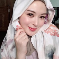Ayana Moon awalnya digandeng oleh merek kosmetik Wardah. Dia kemudian laris menjadi bintang iklan berbagai produk mulai dari e-commerce hingga minuman isotonik. Wajahnya pun kerap wara-wiri di televisi pada Ramadhan 2020 ini. Foto: Dok. Instagram @xolovelyayana