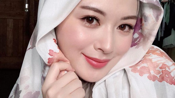 Cantiknya Ayana Moon, Hijabers Korea yang Laris Bintangi Iklan di Indonesia