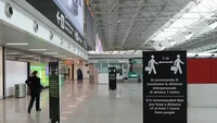 Bandara Leonardo da Vinci–Fiumicino Airport di Roma, Italia, tampak lengang.