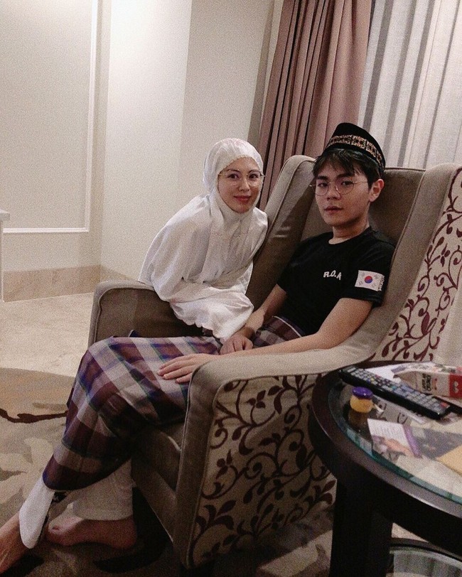 Ayana Moon saat ini menghabiskan Ramadhan di Korea Selatan. Dia sangat senang bisa menghabiskan waktu bersama adiknya yang juga muslim. We are ready for OUR first #Ramadhan together🌙 Alhamdulillah, MasyaAllah, BarakAllah. #muslim #family #brosistime, begitu Ayana menulis di Instagramnya @xolovelyayana. Foto: Dok. Instagram @xolovelyayana