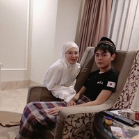 Ayana Moon saat ini menghabiskan Ramadhan di Korea Selatan. Dia sangat senang bisa menghabiskan waktu bersama adiknya yang juga muslim. We are ready for OUR first #Ramadhan together🌙 Alhamdulillah, MasyaAllah, BarakAllah. #muslim #family #brosistime, begitu Ayana menulis di Instagramnya @xolovelyayana. Foto: Dok. Instagram @xolovelyayana