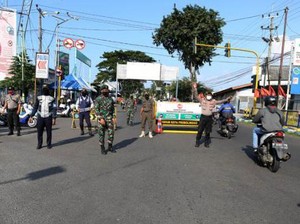 Petugas Gabungan Sterilisasi Dua Pintu Masuk Kota Probolinggo Antisipasi Pemudik