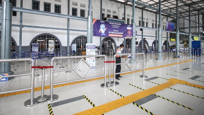 STASIUN PASAR SENEN TIDAK MELAYANI KERETA JARAK JAUH Petugas membersihkan ruang tunggu calon penumpang di Stasiun Pasar Senen, Jakarta, Jumat (24/4/2020). Terkait larangan untuk mudik tahun 2020, Stasiun Pasar Senen untuk sementara tidak melayani keberangkatan kereta jarak jauh dari tanggal 24 sampai 30 April 2020. ANTARA FOTO/Rivan Awal Lingga/wsj.